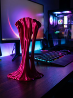 Pinker Sticky-Splash Headset-Ständer ohne Kopfhörer, Nahaufnahme der durchbrochenen Tropfform vor Gaming-Setup