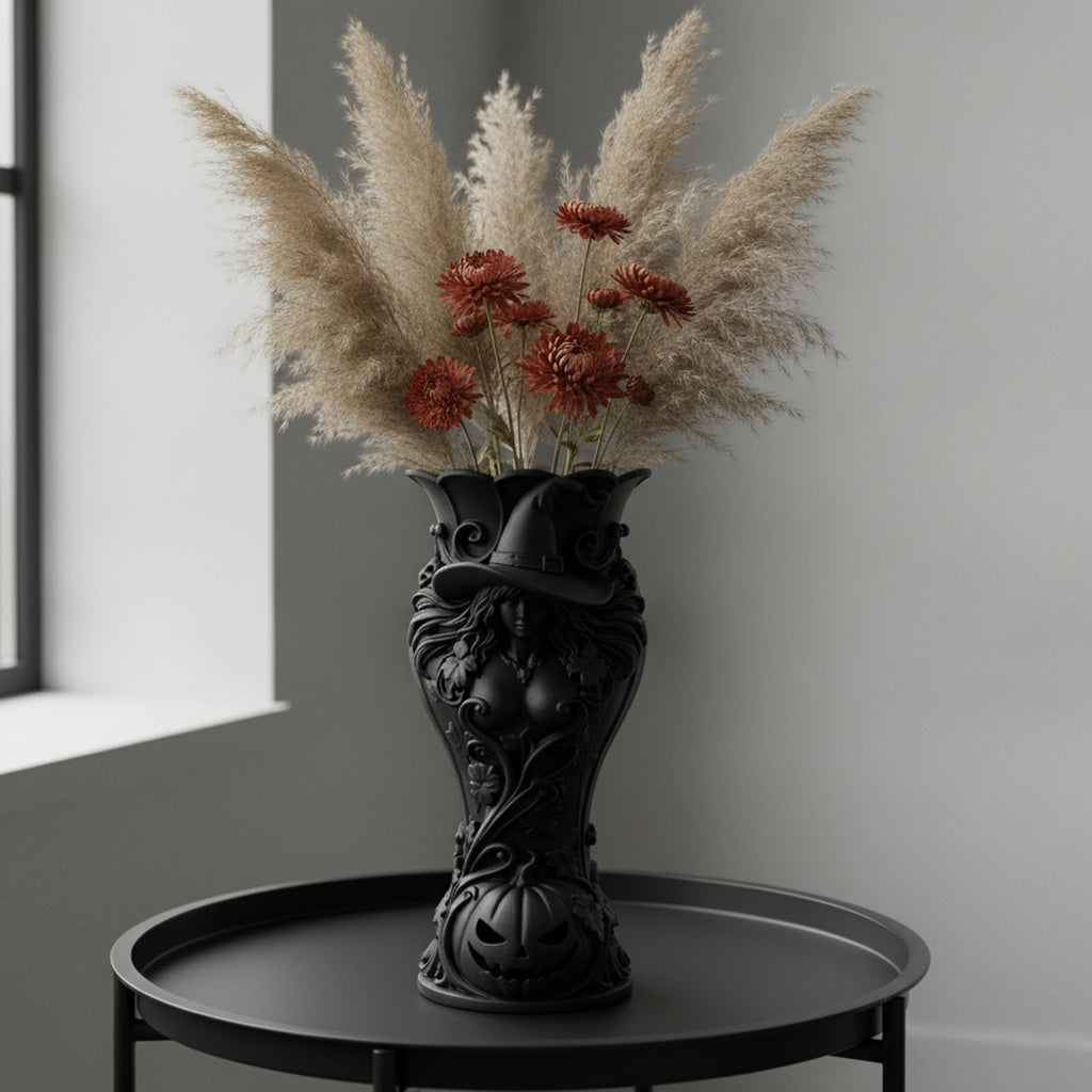 Hexen-Kürbis-Vase in Schwarz mit Pampasgras und roten Trockenblumen auf einem runden Beistelltisch am Fenster