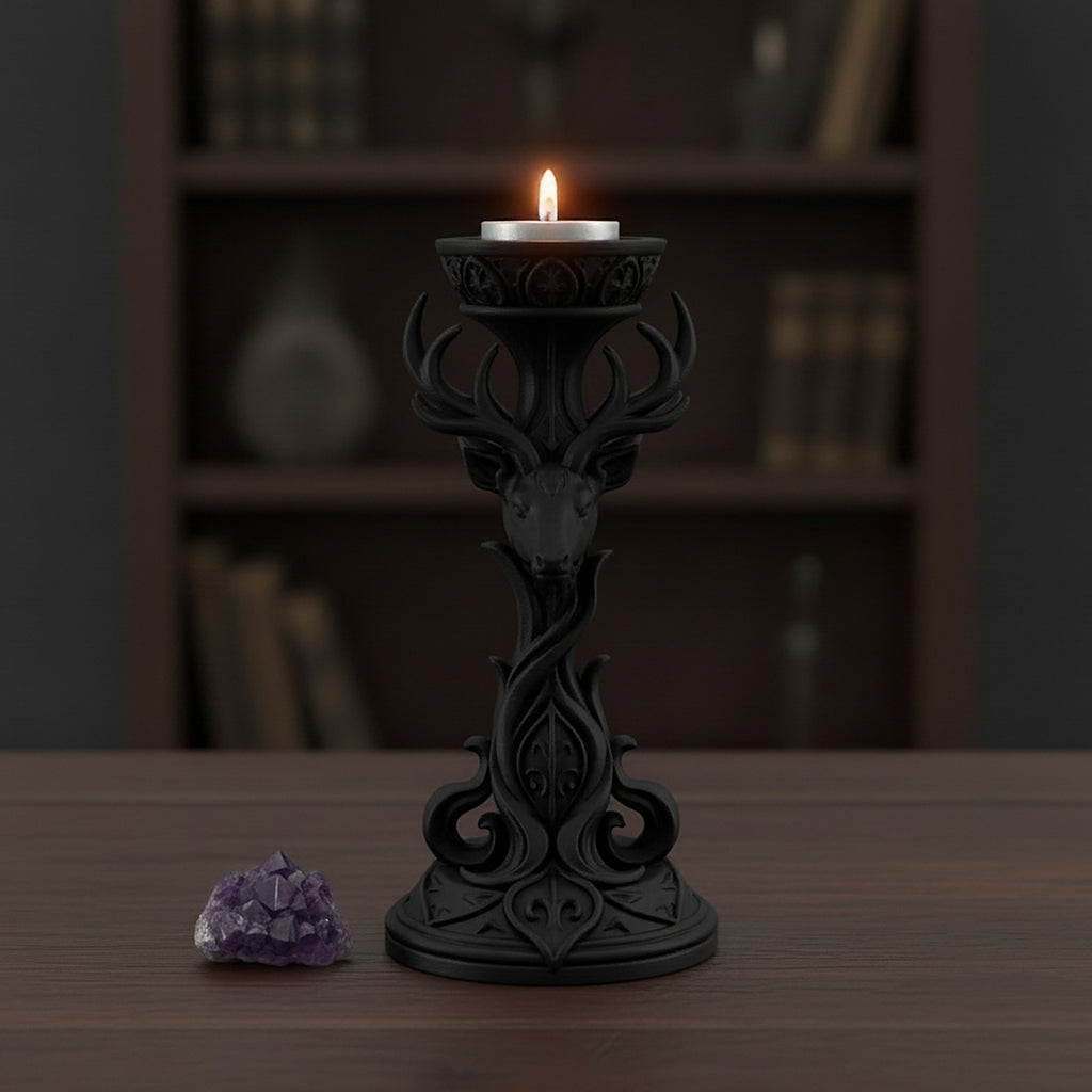 Gothic Hirsch-Kerzenhalter mattschwarz mit LED-Teelicht und Amethyst-Kristall auf Holztisch