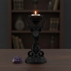 Gothic Hirsch-Kerzenhalter mattschwarz mit LED-Teelicht und Amethyst-Kristall auf Holztisch