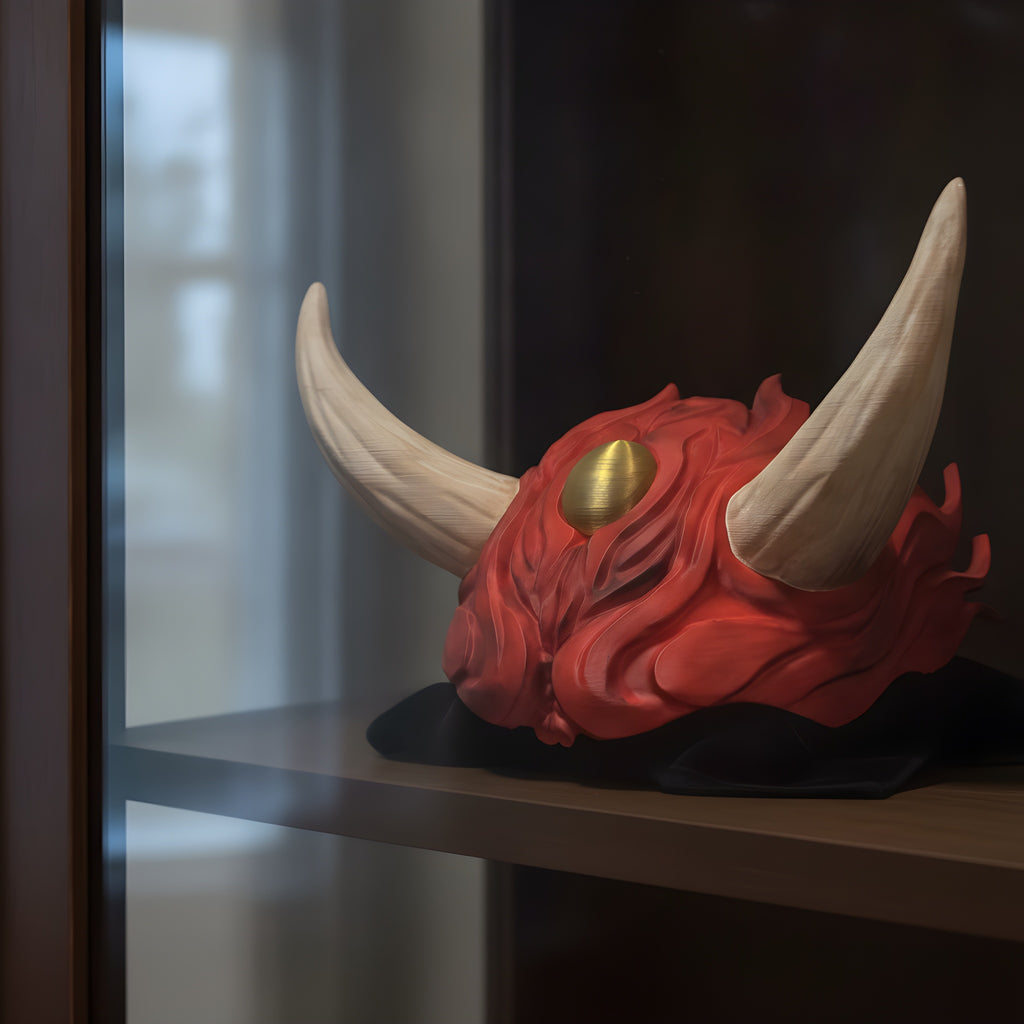 Imposante Oni-Maske 48 cm, handbemalt in Rot mit cremefarbenen Hörnern und goldenem Auge, alternative Nahaufnahme vor dunkler Vitrine mit Glastür – Münch3D