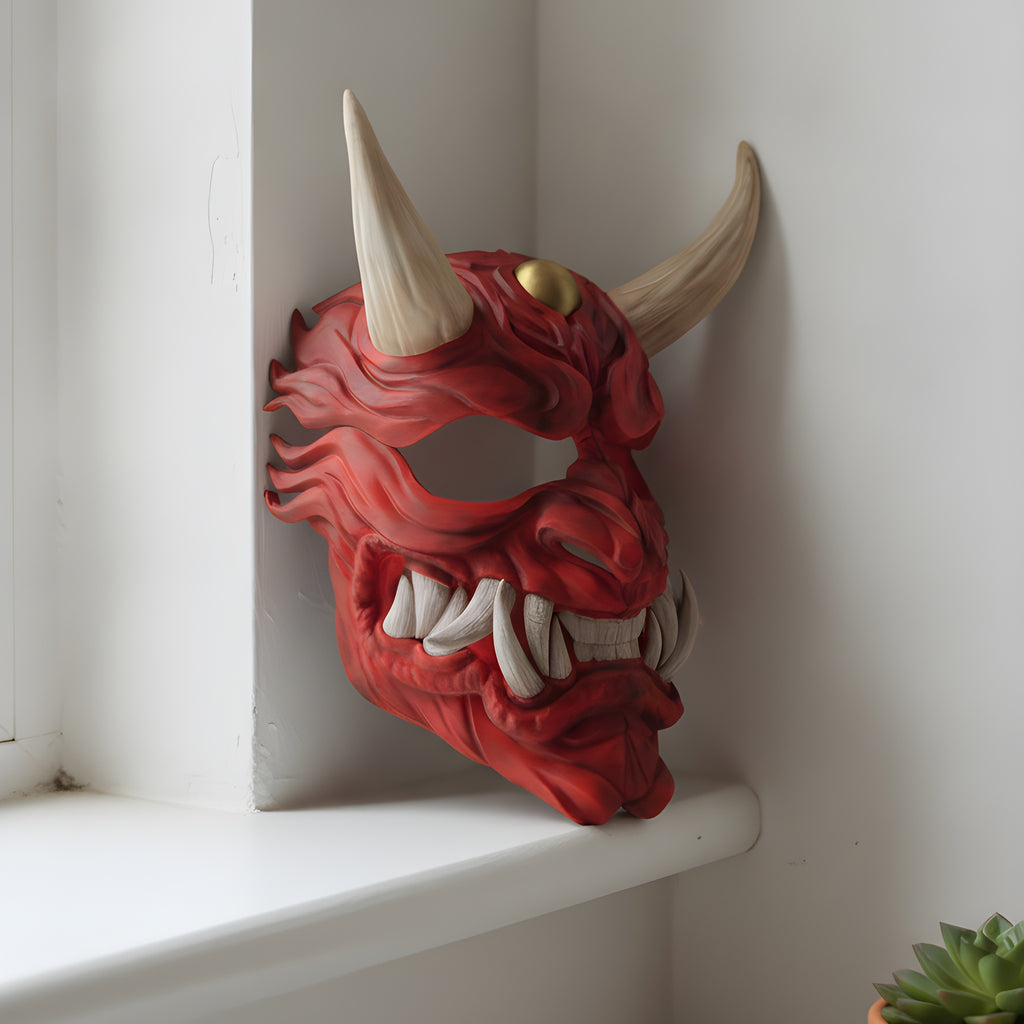 Imposante Oni-Maske 48 cm, handbemalt in Rot mit cremefarbenen Reißzähnen, seitliche Ansicht mit geöffnetem Maul auf weißem Fensterbrett neben einer Sukkulente – Münch3D