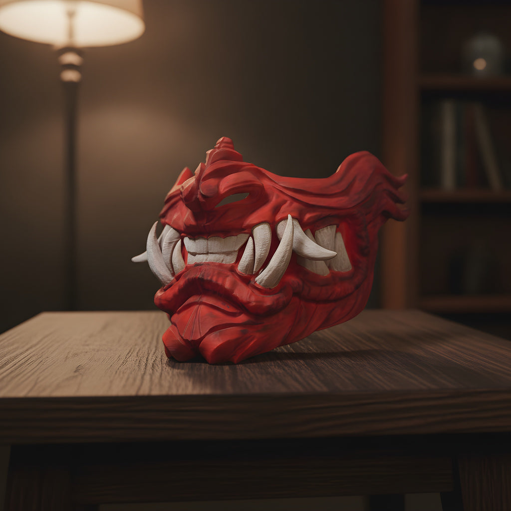 Imposante Oni-Maske 48 cm, handbemalt in Rot mit cremefarbenen Reißzähnen, Ansicht von unten mit Fokus auf Maul und Zähne, dunkler Beistelltisch mit Stehlampe im Hintergrund – Münch3D