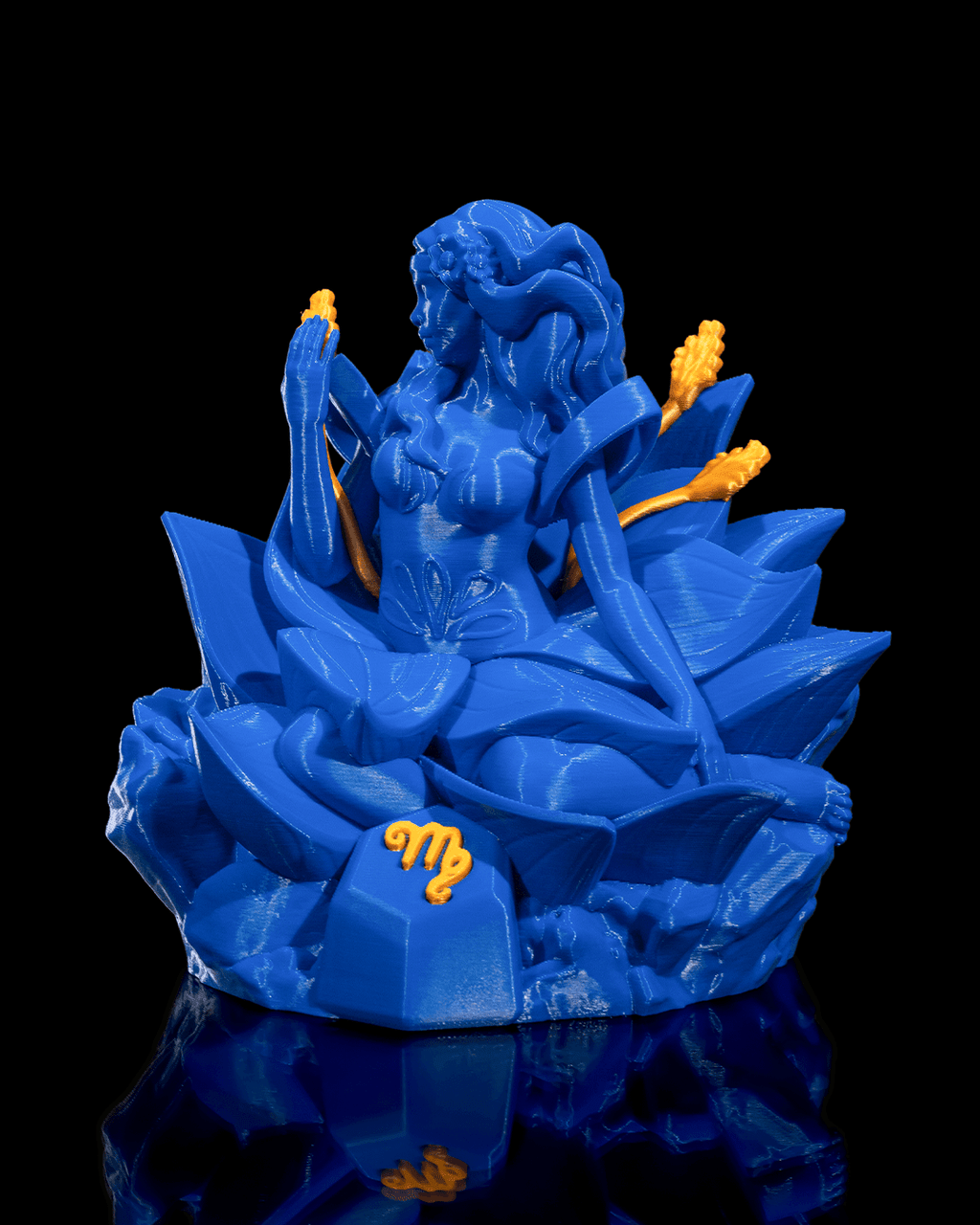 Blaue Jungfrau-Skulptur, Frontalansicht mit goldenem ♍-Symbol auf der Basis, schwarzer Hintergrund
