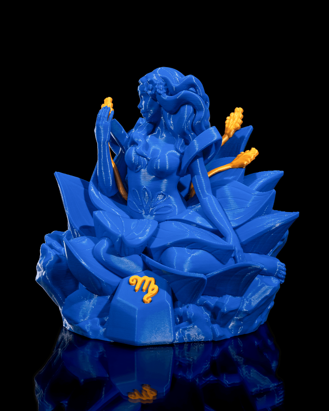Blaue Jungfrau-Skulptur, Frontalansicht mit goldenem ♍-Symbol auf der Basis, schwarzer Hintergrund