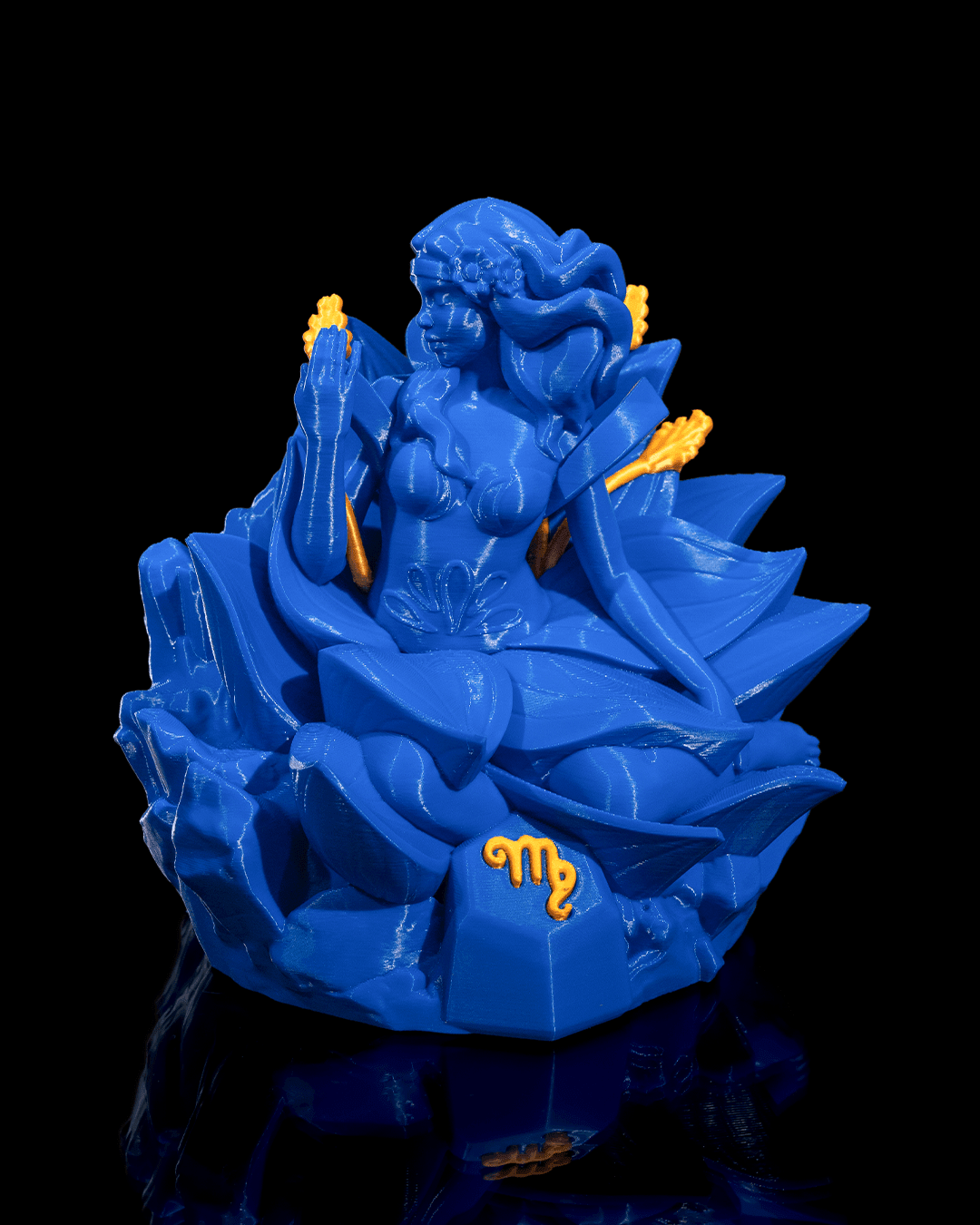 Blaue Jungfrau-Skulptur, Frontalansicht mit goldenem ♍-Symbol auf der Basis und goldenen Ähren-Elementen in den Händen, schwarzer Hintergrund