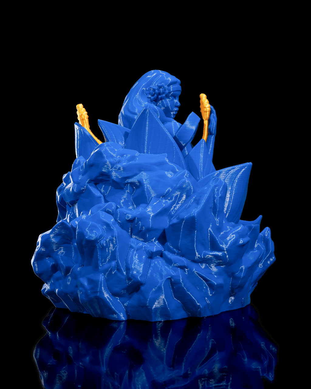 Blaue Jungfrau-Skulptur, schräge Rückansicht mit Kopf im Profil und goldenen Ähren-Elementen am Rand