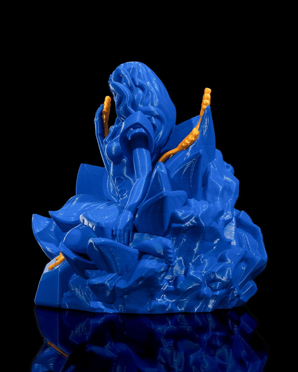 Blaue Jungfrau-Skulptur von hinten, langes fließendes Haar und facettierte Kristall-/Felsstruktur der Basis sichtbar