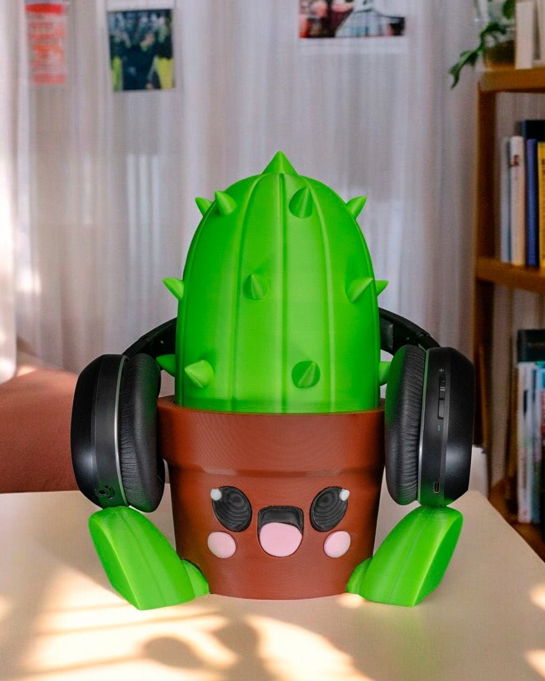 Kaktus Headset Ständer Kawaii, 24,5 cm, grüner Kaktus im braunen Topf mit Gesicht, im Wohnzimmer mit Kopfhörern – Münch3D