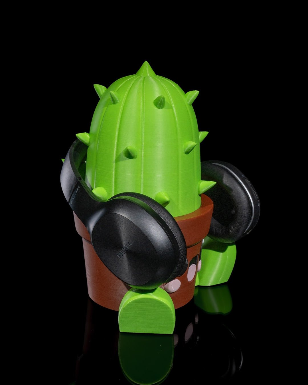 Kaktus Headset Ständer Kawaii mit aufgesetztem Over-Ear-Kopfhörer, Ansicht von vorne vor schwarzem Hintergrund – Münch3D