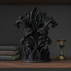 Gothic-Kathedralen-Skulptur im Bücherregal neben gebundenen Büchern und einer antiken Sanduhr, Dark-Academia-Stil