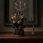 Gothic-Kathedralen-Skulptur auf dunklem Holz-Konsolentisch vor einem antiken Wandspiegel mit Kronleuchter-Spiegelung im Hintergrund