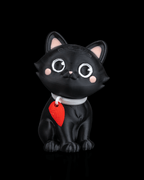 Schwarze Katze der Katzen-mit-Herz-Figur, Ansicht schräg von vorne mit rotem Herz-Anhänger – Münch3D 3D-Druck