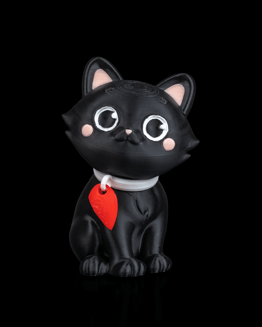 Schwarze Katze der Katzen-mit-Herz-Figur, Ansicht schräg von vorne mit rotem Herz-Anhänger – Münch3D 3D-Druck