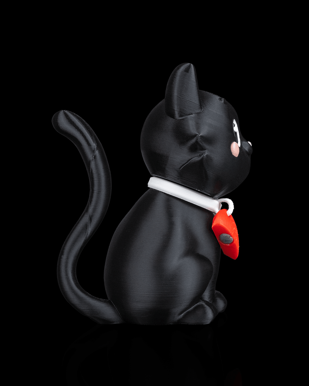 Schwarze Katze der Katzen-mit-Herz-Figur, Seitenansicht mit rotem Herz-Anhänger – Münch3D 3D-Druck