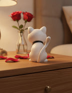 Weiße Katze der Katzen-mit-Herz-Figur auf romantischem Nachttisch, Rückansicht mit erhobenem Schwanz und Rosen im Hintergrund – Münch3D 3D-Druck