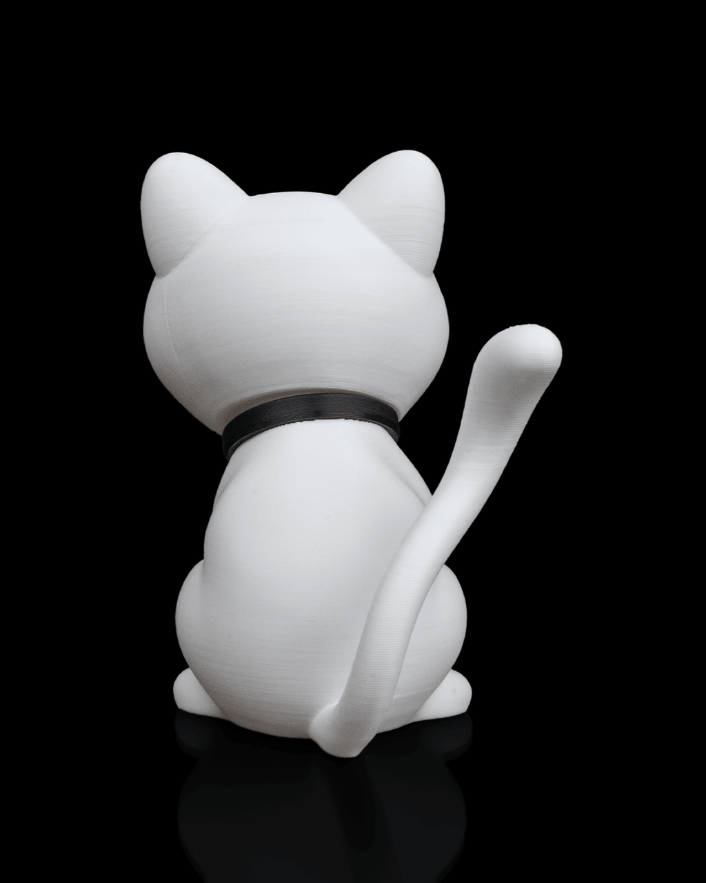 Weiße Katze der Katzen-mit-Herz-Figur, Rückansicht mit erhobenem Schwanz – Münch3D 3D-Druck vor Schwarz