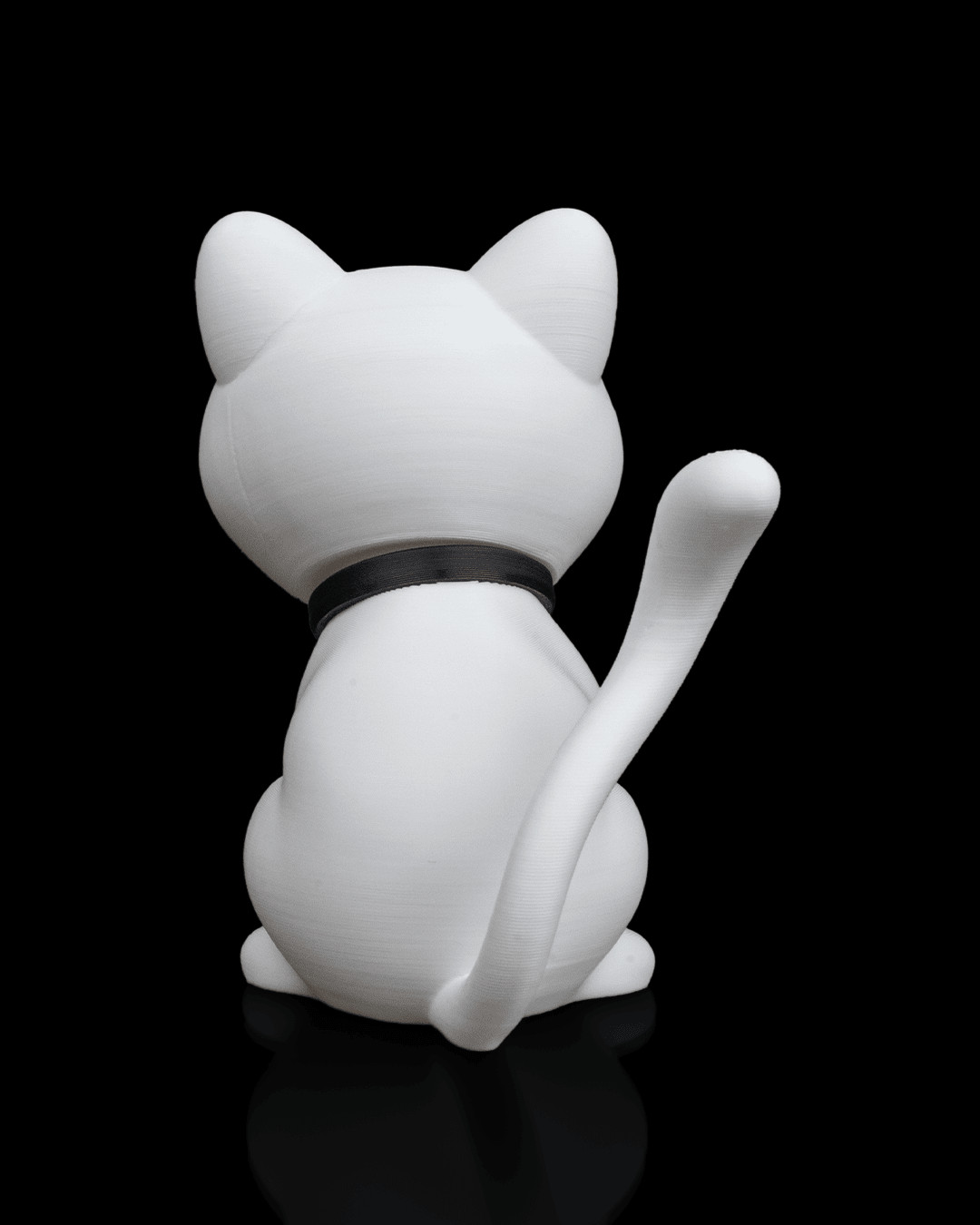 Weiße Katze der Katzen-mit-Herz-Figur, Rückansicht mit erhobenem Schwanz – Münch3D 3D-Druck vor Schwarz