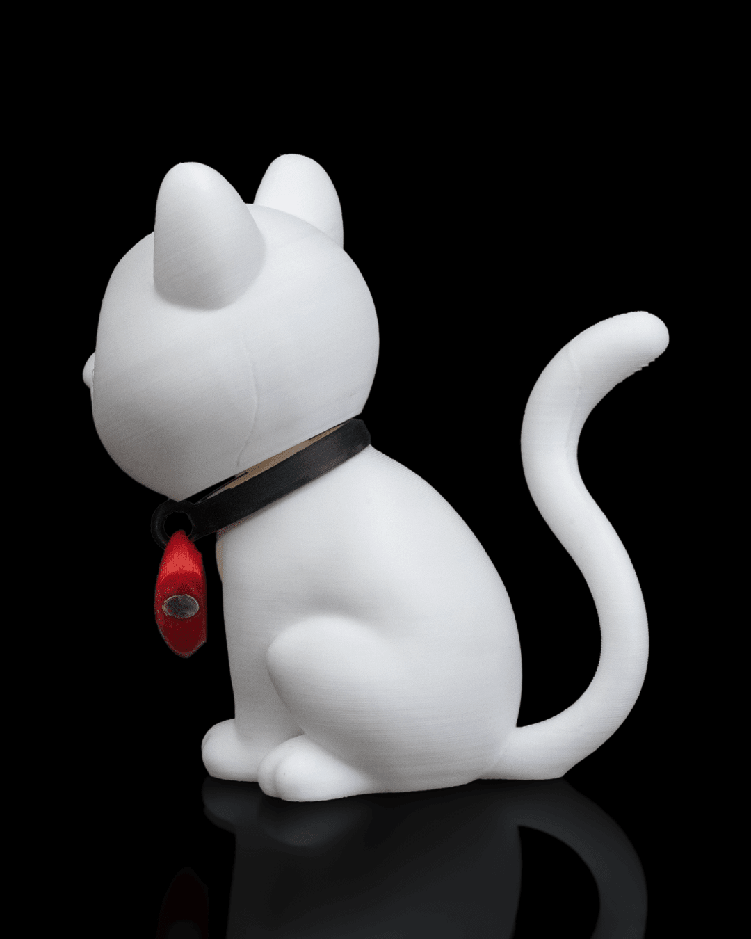 Weiße Katze der Katzen-mit-Herz-Figur, Seitenansicht mit rotem Herz-Anhänger am Halsband – Münch3D