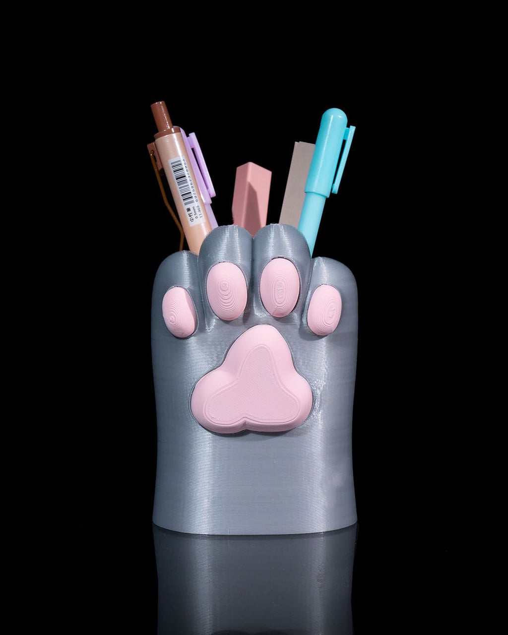 Stiftehalter in Katzenpfotenform in Grau mit rosa Ballen, Frontalansicht mit bunten Stiften und Textmarker befüllt