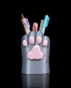 Stiftehalter in Katzenpfotenform in Grau mit rosa Ballen, Frontalansicht mit bunten Stiften und Textmarker befüllt