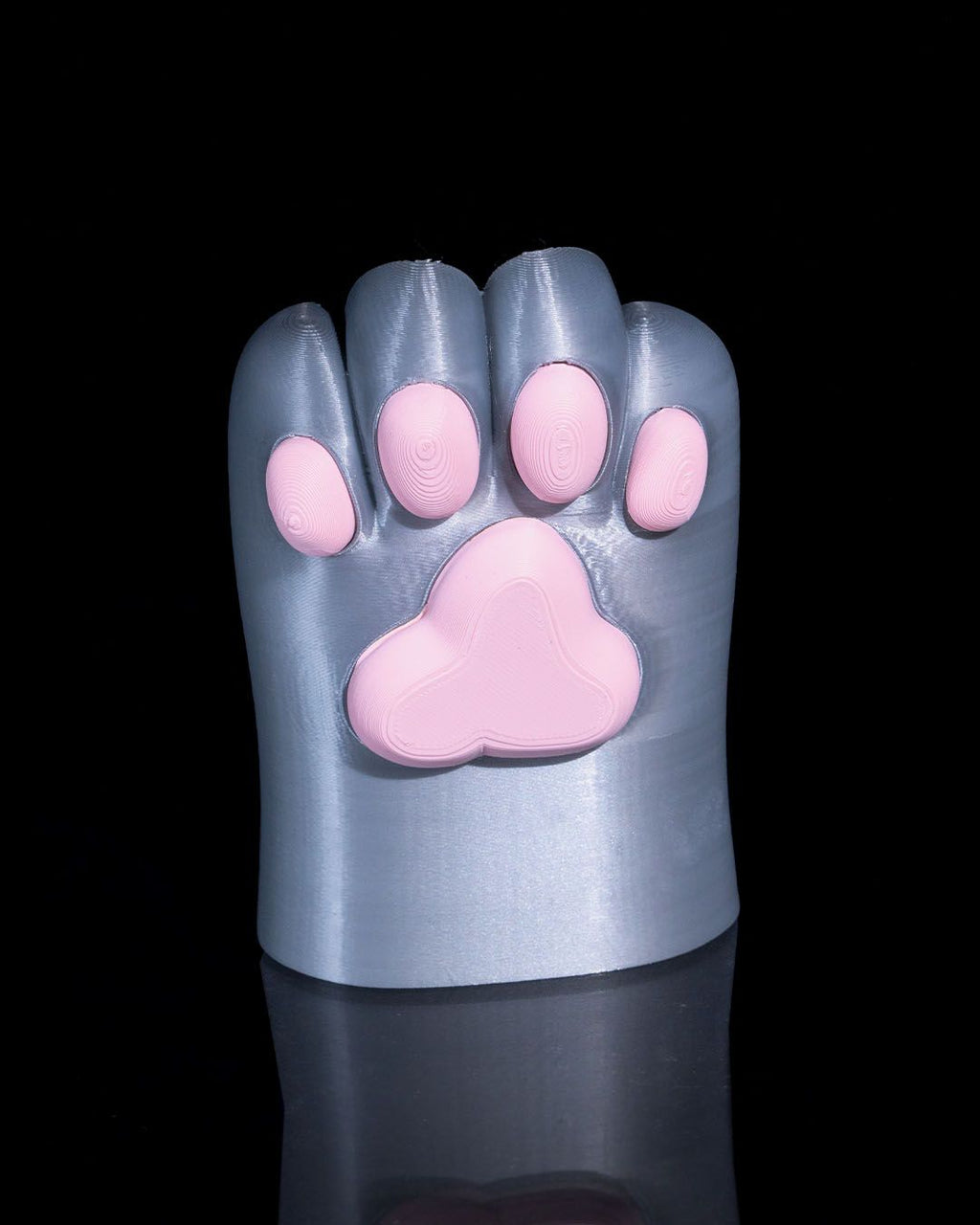 Katzenpfoten-Stiftehalter in Grau mit rosa Ballen, Frontalansicht ohne Inhalt mit Fokus auf die rosafarbenen Pfotenballen