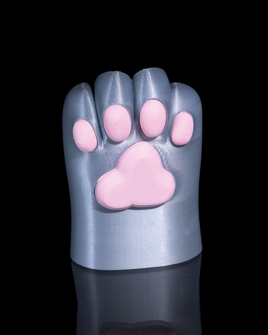 Katzenpfoten-Stiftehalter in Grau mit rosa Ballen, Frontalansicht ohne Inhalt mit Fokus auf die rosafarbenen Pfotenballen