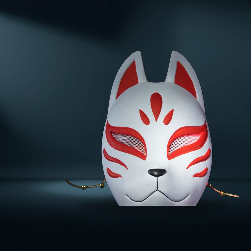 Kitsune Maske Fuchs-Motiv in Weiß mit rotem Muster, Frontalansicht mit Schnurrhaar-Details vor dunklem Studiohintergrund