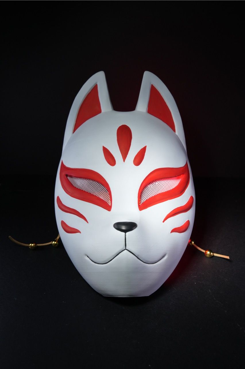 Kitsune Maske Fuchs-Motiv in Weiß mit rotem Muster, Frontalansicht mit Schnurrhaar-Details – 3D-Druck Münch3D (Bemaltes Fotomuster, Lieferung einfarbig)