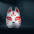 Kitsune Maske Japanisch in Weiß mit rotem Fuchs-Muster, Frontalansicht vor dunklem Studiohintergrund mit sanftem Spotlight