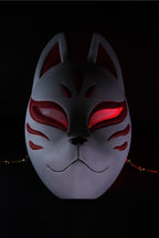 Kitsune Maske in Weiß mit rotem Fuchs-Muster, Frontalansicht in dunkler Umgebung mit rot beleuchteten Augenpartien – japanische Fuchs-Deko Münch3D (Bemaltes Fotomuster, Lieferung einfarbig)