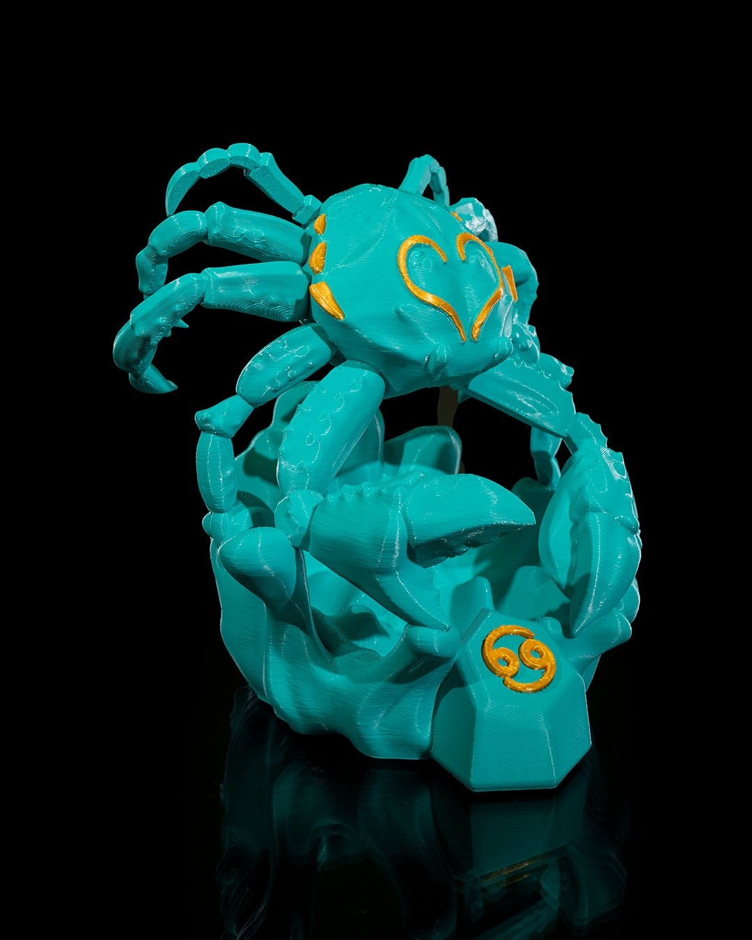 Türkise Krebs-Skulptur, leicht gedrehte Frontalansicht mit goldenem Herzsymbol und ♋-Zeichen auf der Basis