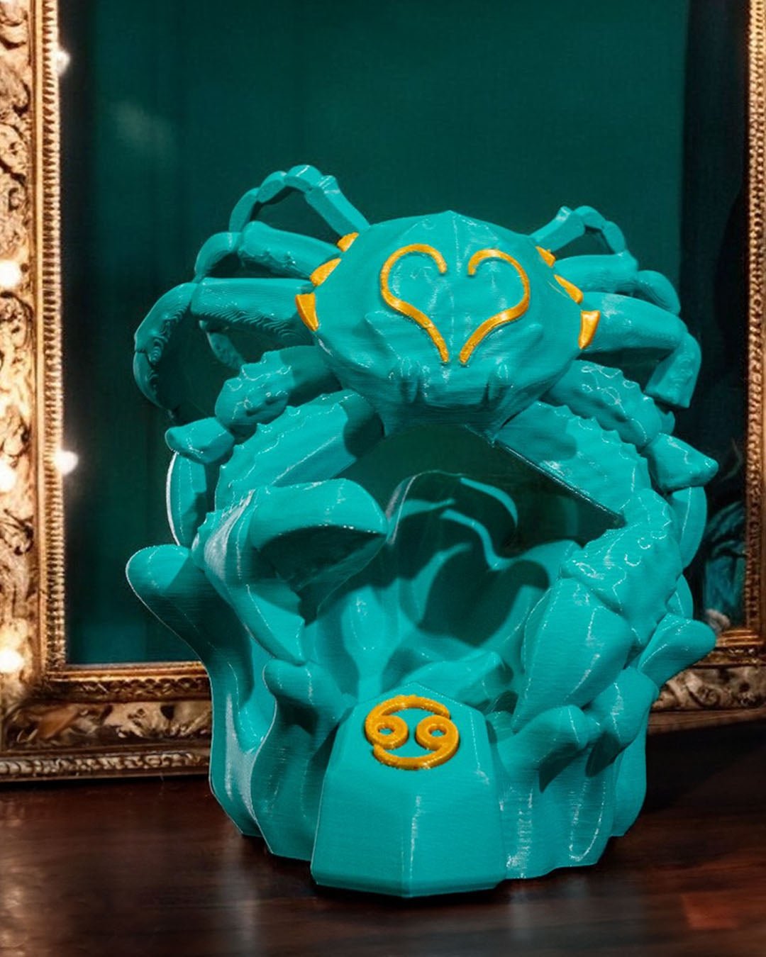 Krebs-Skulptur Sternzeichen ♋, KI-generierte Stimmungsvisualisierung vor Spiegel mit Goldrahmen – 3D-Druck Münch3D