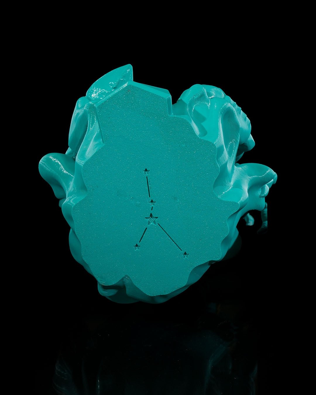 Unterseite der Krebs-Skulptur mit eingraviertem Sternbild ♋