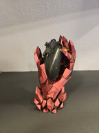 Kristallhand-Controllerhalter in Kupfer-Rot mit eingesetztem olivgrünem Gaming-Controller, Frontalansicht leicht von der Seite