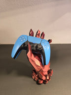 Kristallhand-Controllerhalter in Kupfer-Rot mit eingesetztem blauem Gaming-Controller, Frontalansicht vor Wohnzimmerwand