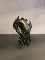 Kristallhand-Controllerhalter in Schwarz-Grau mit eingesetztem olivgrünem Gaming-Controller, seitliche Ansicht