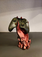 Kristallhand-Controllerhalter in Kupfer-Rot mit eingesetztem olivgrünem Gaming-Controller, Nahaufnahme mit sichtbaren Steuerkreuz-Details