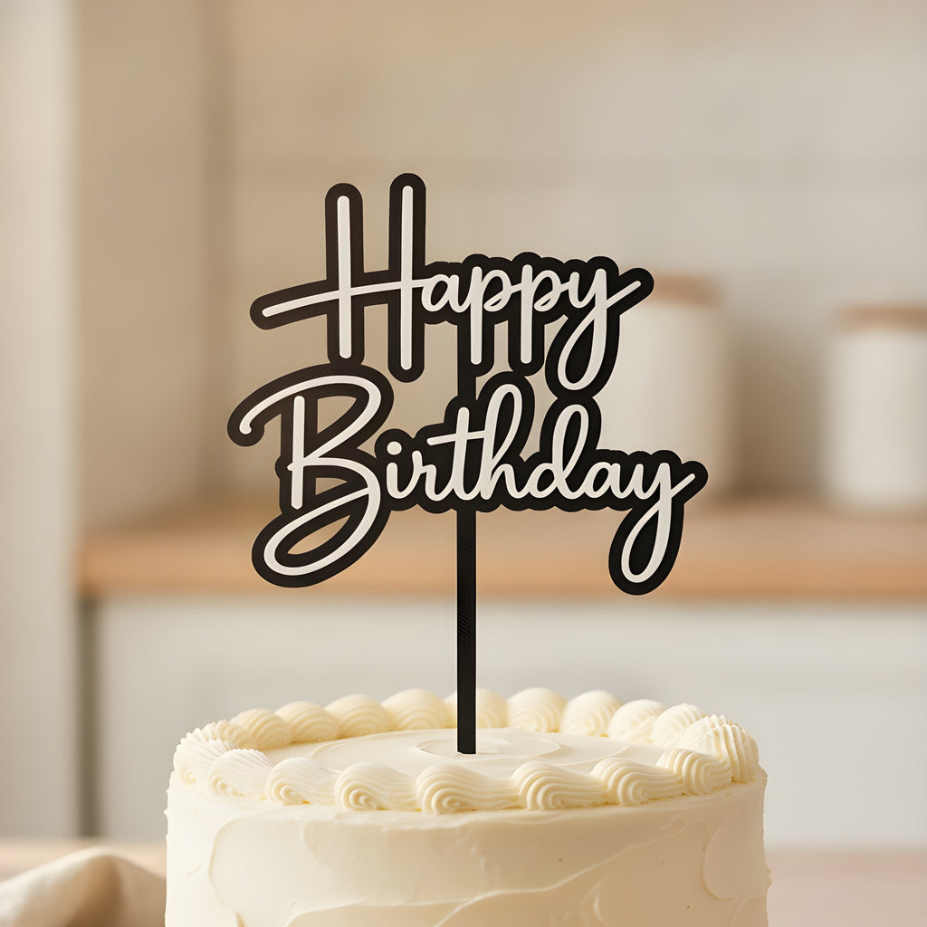 Kuchenstecker mit Wunschtext in eleganter Schreibschrift Klassisch Elegant auf weißer Buttercreme-Torte mit Himbeeren