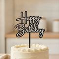 Kuchenstecker mit Wunschtext in eleganter Schreibschrift Klassisch Elegant auf weißer Buttercreme-Torte mit Himbeeren