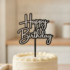 Kuchenstecker mit Wunschtext in eleganter Schreibschrift Klassisch Elegant auf weißer Buttercreme-Torte mit Himbeeren