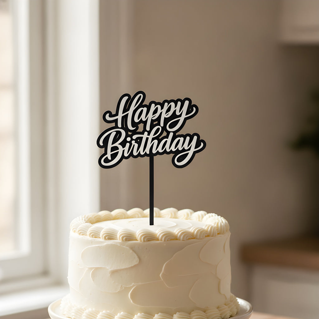 Personalisierbarer Kuchenstecker Schwungvoll auf Kuchenständer, Servietten und Besteck im Vordergrund