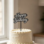 Personalisierbarer Kuchenstecker Schwungvoll auf Kuchenständer, Servietten und Besteck im Vordergrund