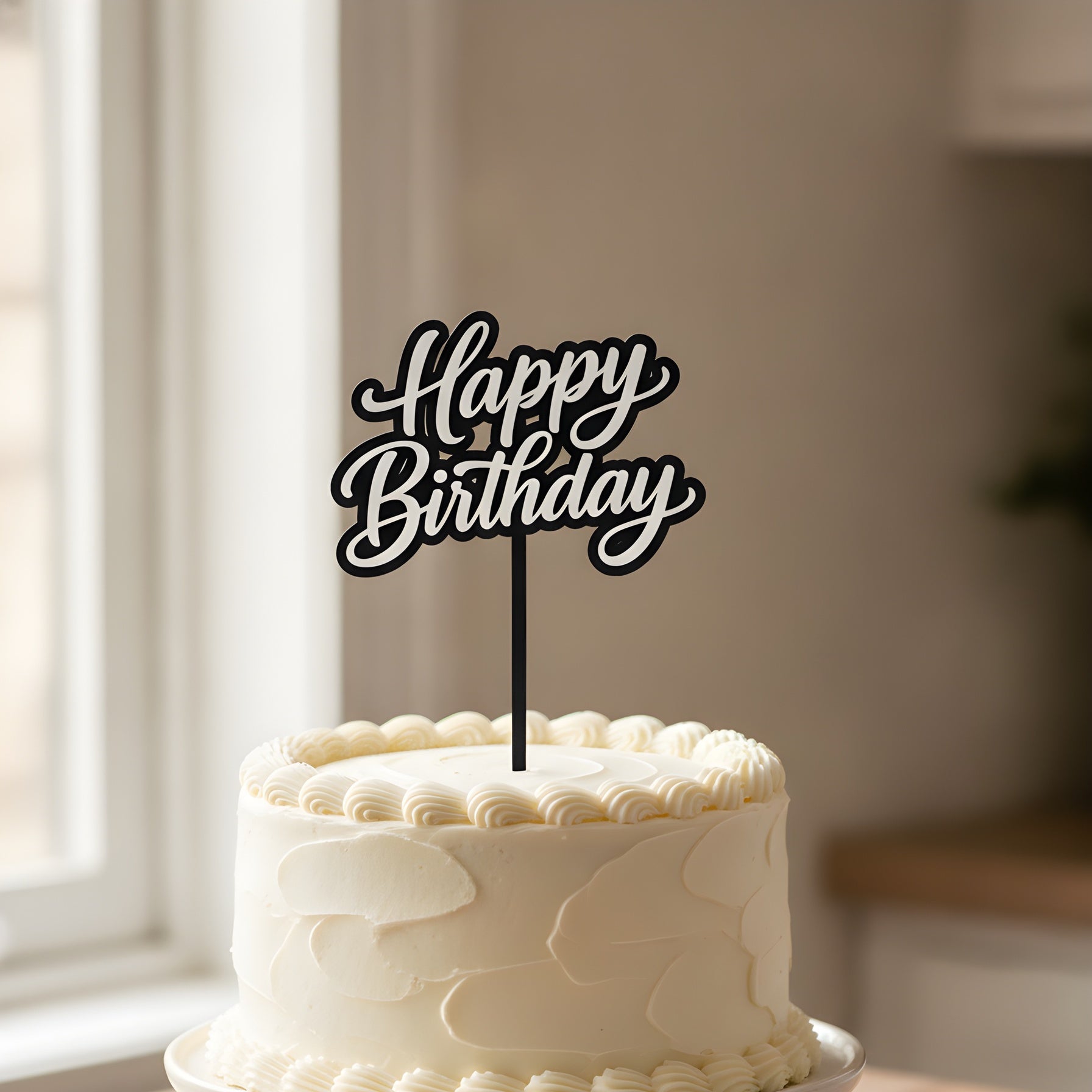 Personalisierbarer Kuchenstecker Schwungvoll auf Kuchenständer, Servietten und Besteck im Vordergrund