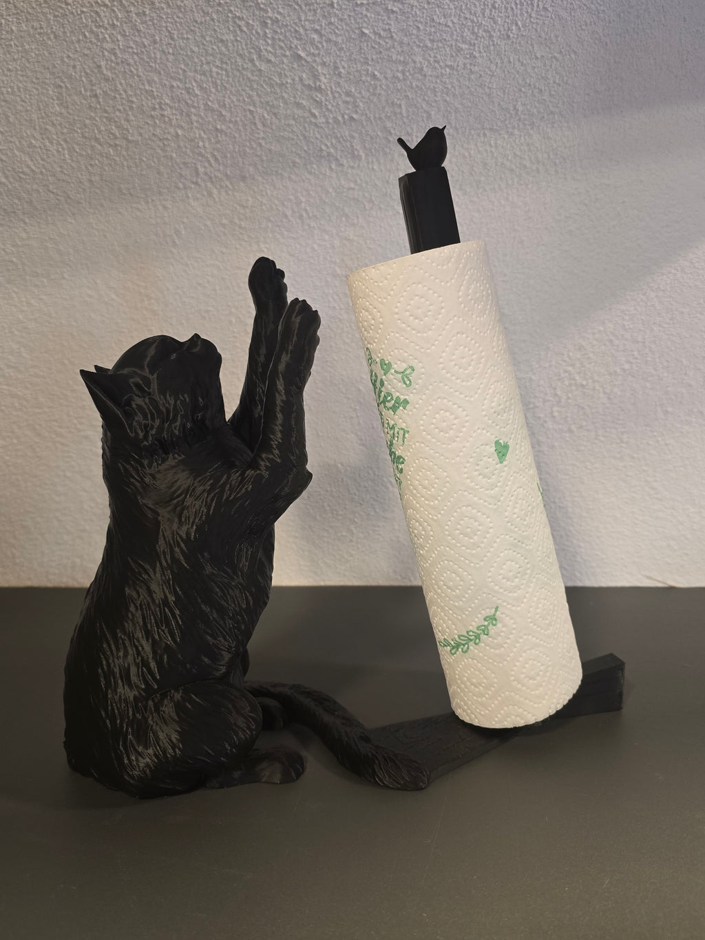 Küchenrollenhalter Katze mit Vogel in Schwarz ohne aufgesteckte Papierrolle, Ansicht schräg von vorne – Münch3D 3D-Druck