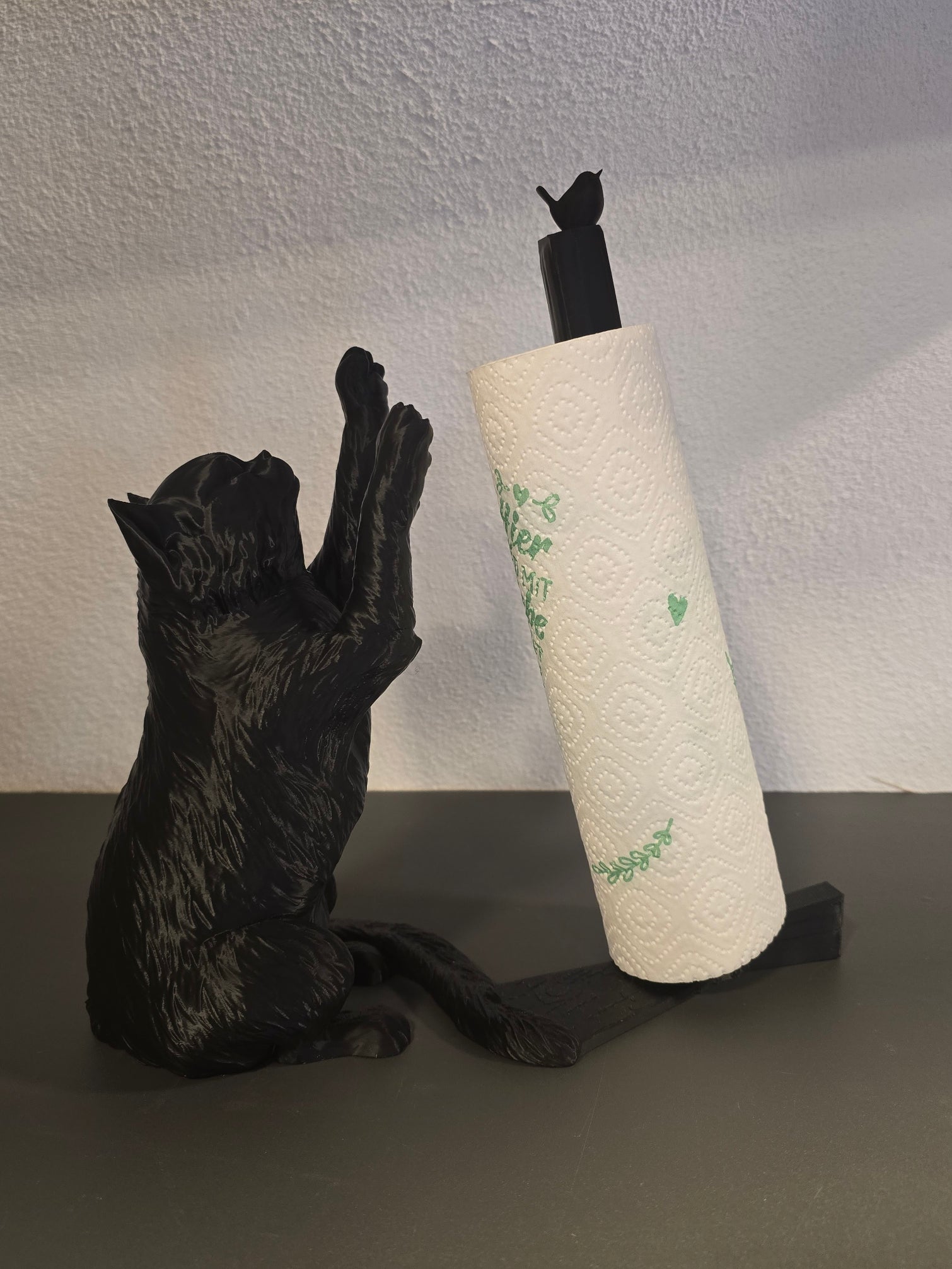 Küchenrollenhalter Katze mit Vogel in Schwarz ohne aufgesteckte Papierrolle, Ansicht schräg von vorne – Münch3D 3D-Druck