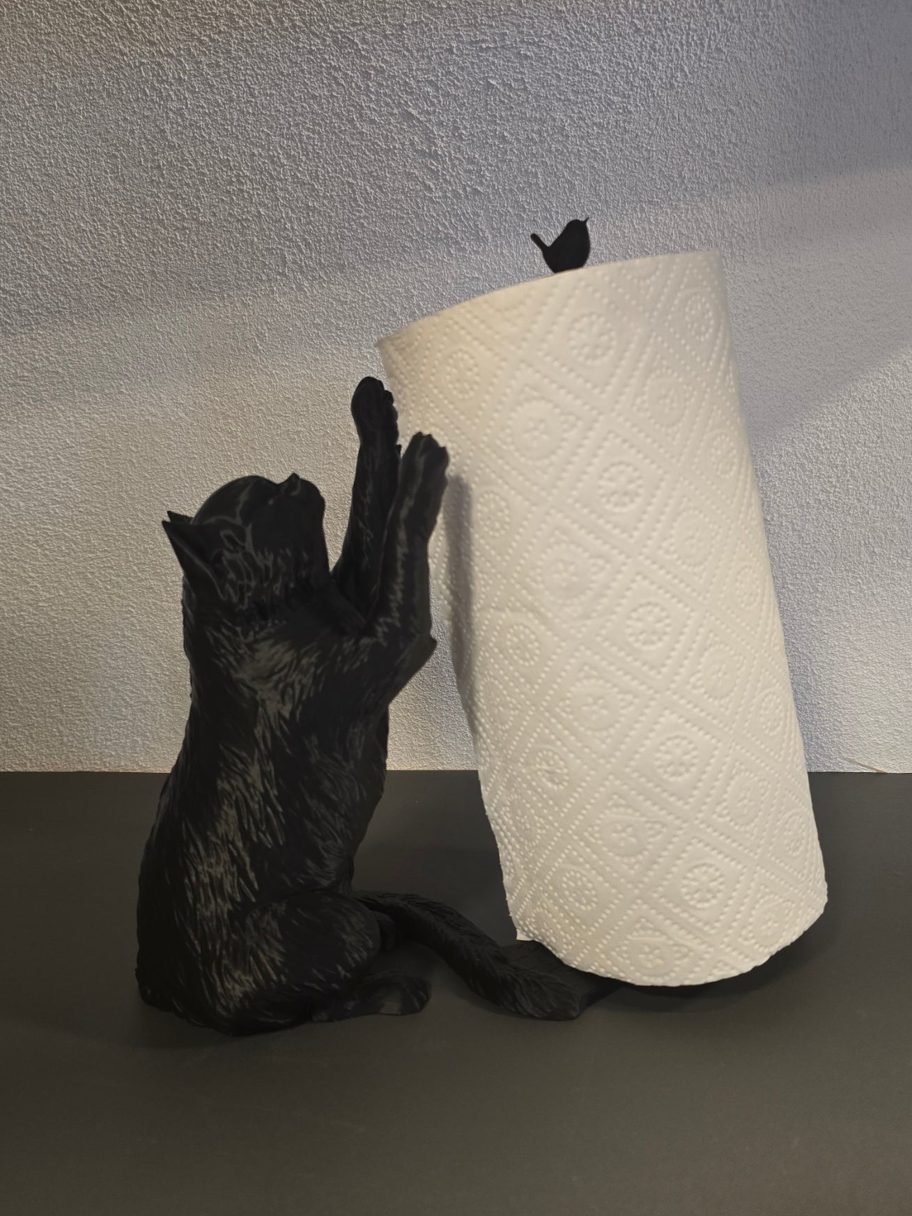 Küchenrollenhalter Katze mit Vogel in Schwarz mit grün gemustertem Küchenpapier, Nahaufnahme Rückansicht – Münch3D