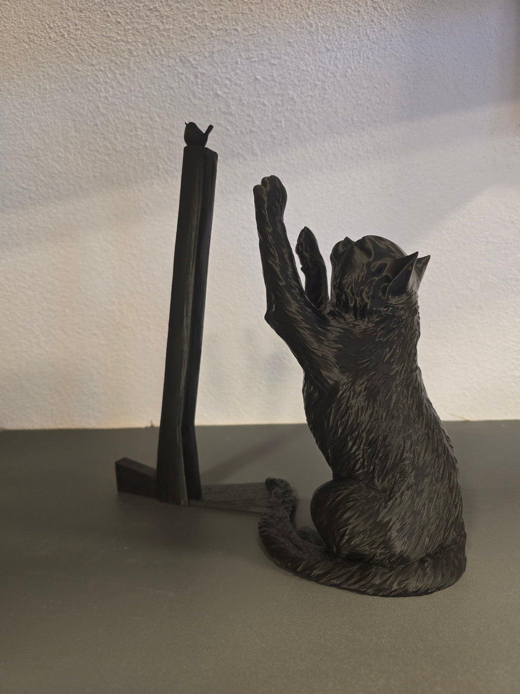 Küchenrollenhalter Katze mit Vogel in Schwarz ohne aufgesteckte Papierrolle, Rückansicht – Münch3D 3D-Druck