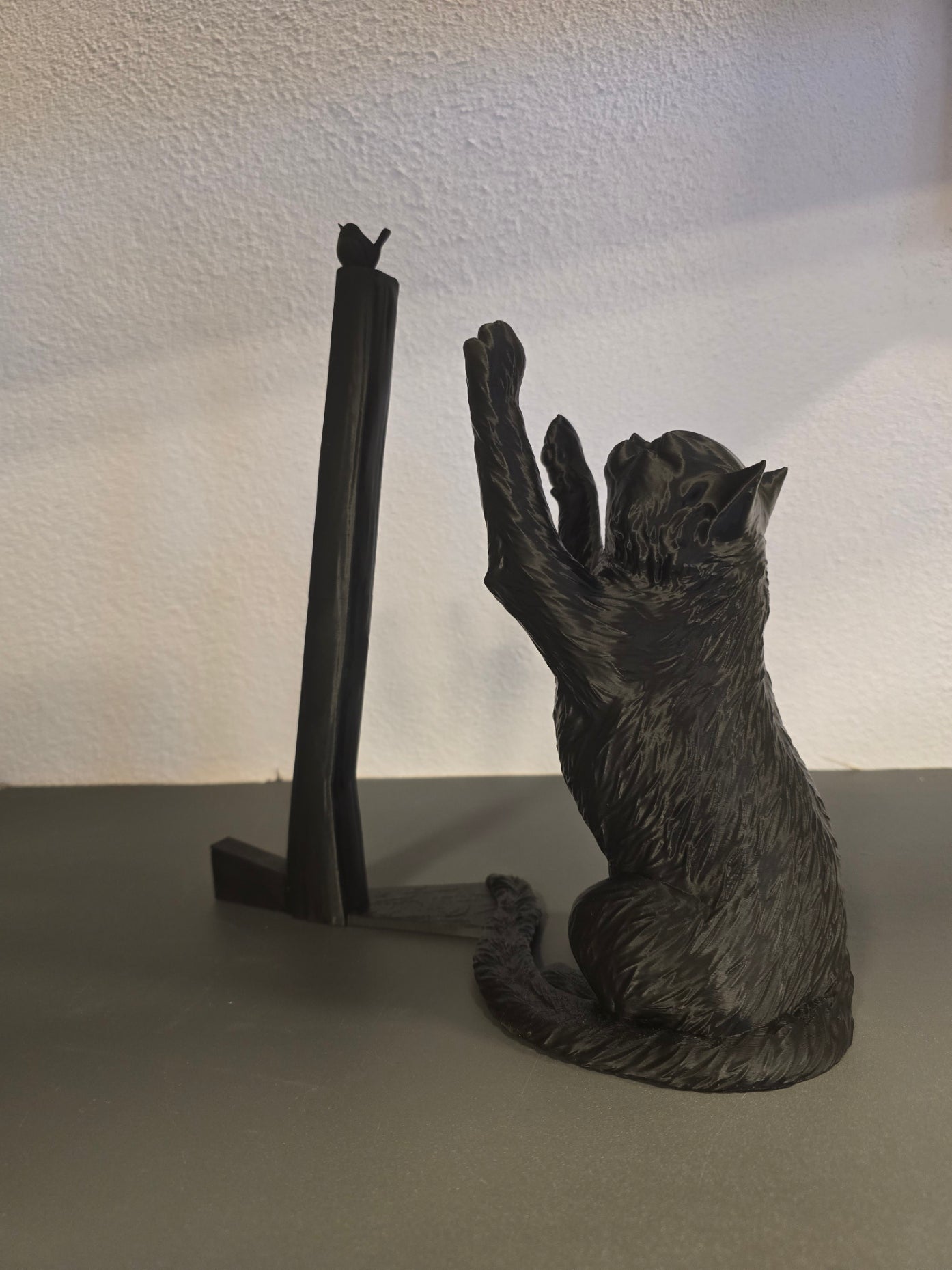 Küchenrollenhalter Katze mit Vogel in Schwarz ohne aufgesteckte Papierrolle, Rückansicht – Münch3D 3D-Druck