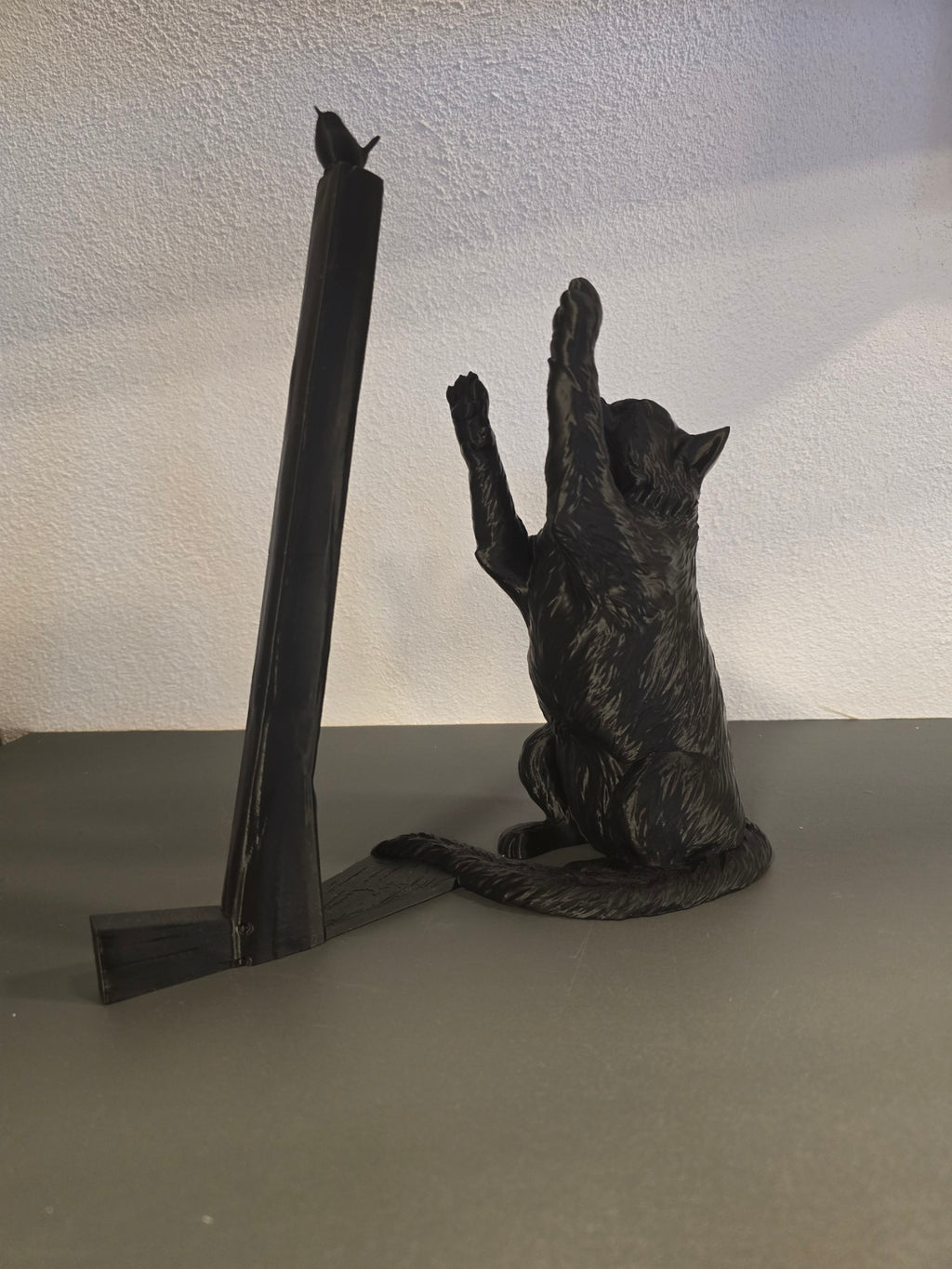 Küchenrollenhalter Katze mit Vogel in Schwarz ohne aufgesteckte Papierrolle, Rückansicht schräg – Münch3D 3D-Druck